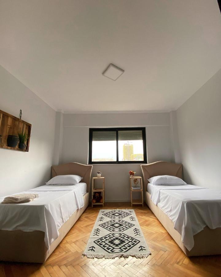 Entire Serviced Apartment With A Beautiful View ティラナ エクステリア 写真
